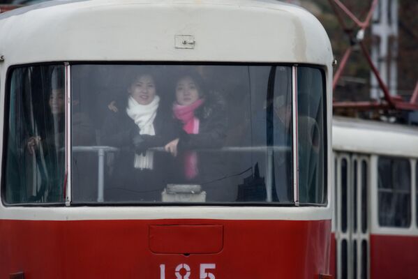 Meninas em um trem em Pyongyan - Sputnik Brasil