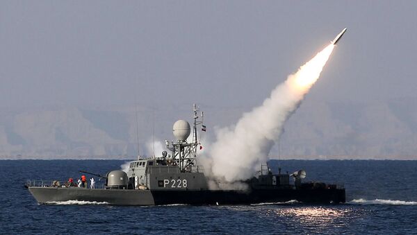 Marinha iraniana dispara um míssil Mehrab durante os exercícios de guerra naval Velayat-90 no Estreito de Hormuz, no sul do Irã (arquivo) - Sputnik Brasil
