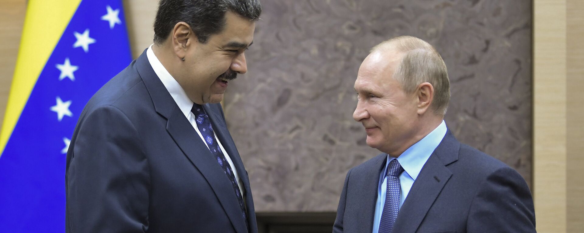 Nicolás Maduro, presidente da Venezuela (à esquerda), em encontro com o líder russo, Vladimir Putin, em Moscou - Sputnik Brasil, 1920, 16.10.2023