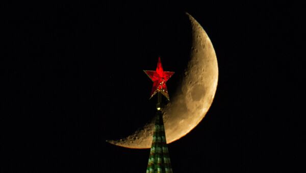 A lua sobre a torre Spasskaya do Kremlin de Moscou - Sputnik Brasil