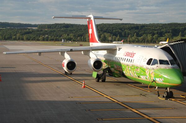 Aeronave Avro RJ100 pertencente à Swiss International Air Lines notado na pista de pouso pelo verde limão na parte de baixo da fuselagem - Sputnik Brasil