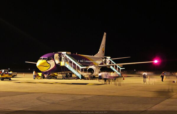 Avião da empresa tailandesa Nok Air Nok Om Yim que tem uma ave de desenho animado pintada - Sputnik Brasil
