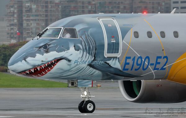 Tubarão domina parte frontal do avião Embraer-190 de nova geração E2 - Sputnik Brasil