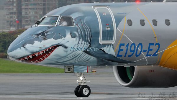 Tubarão domina parte frontal do avião Embraer-190 de nova geração E2 - Sputnik Brasil