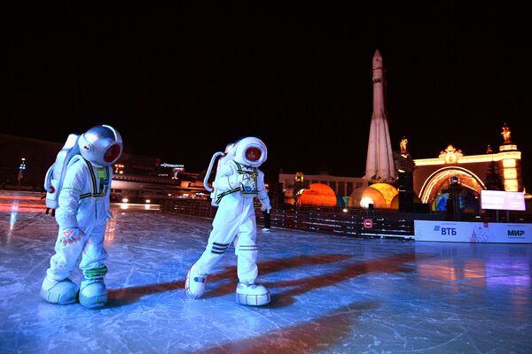Artistas durante abertura do complexo de atrações de inverno “Cidade de Inverno” no Centro Panrusso de Exposições, conhecido como VDNKh, em Moscou - Sputnik Brasil