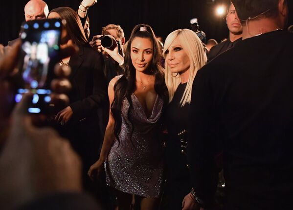 Kim Kardashian e Donatella Versace posando durante desfile de moda Versace Pre-Fall 2019, em Nova York - Sputnik Brasil
