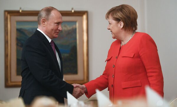 O presidente russo Vladimir Putin e a chanceler alemã Angela Merkel durante encontro nas margens da cúpula do G20 em Buenos Aires - Sputnik Brasil