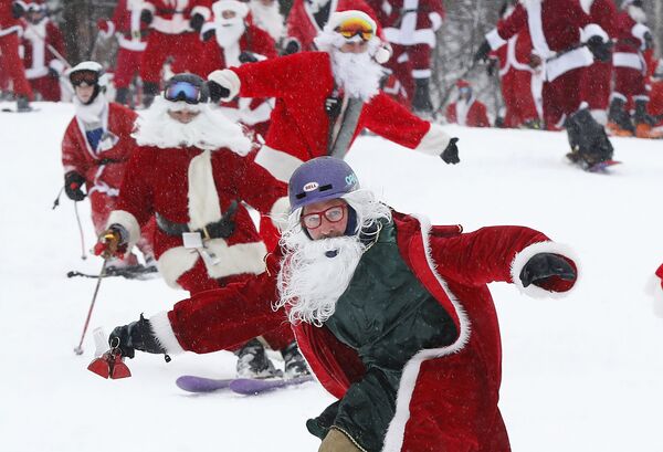 Esquiadores e snowboarders vestidos de Papai Noel durante o anual evento Santa Sunday, em Newry, Maine, EUA - Sputnik Brasil