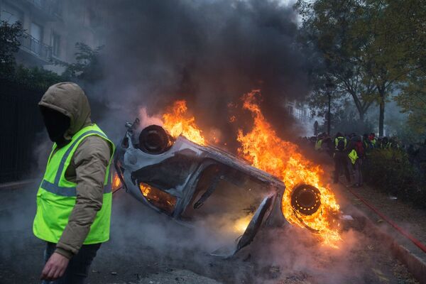 Carro ardendo durante protestos do movimento coletes amarelos em Paris - Sputnik Brasil