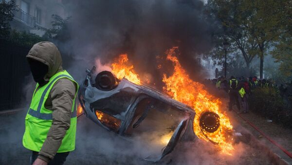 Carro ardendo durante protestos do movimento coletes amarelos em Paris - Sputnik Brasil