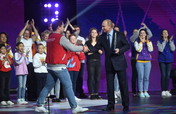 O presidente russo Vladimir Putin entrega o prêmio Voluntário da Rússia 2018 - Sputnik Brasil