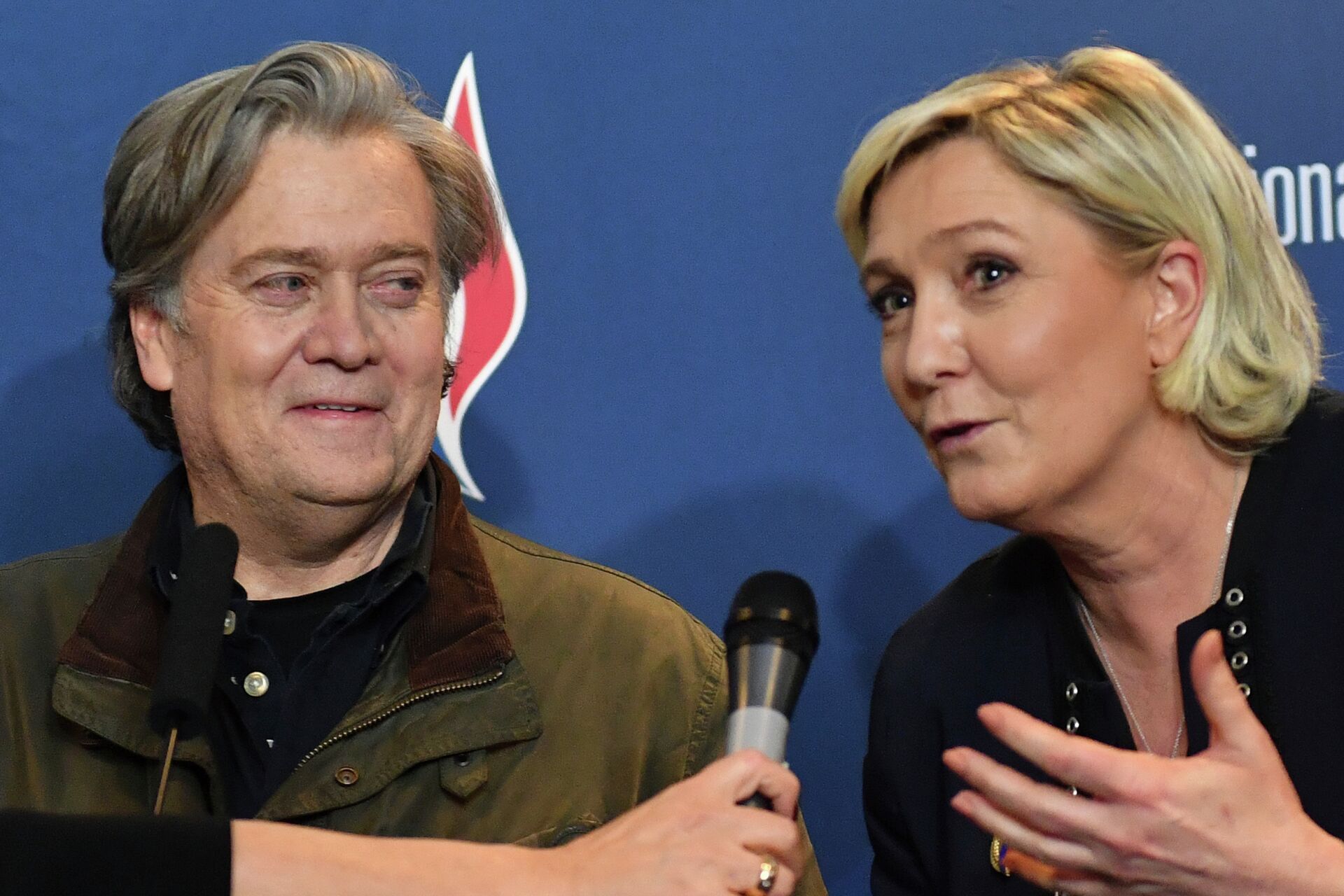 Líder da direita francesa, Marine Le Pen (à direita), e o ex-estrategista da Casa Branca, Steve Bannon (à esquerda) durante um congresso partidário na região Norte da França, em Lille. - Sputnik Brasil, 1920, 05.01.2022
