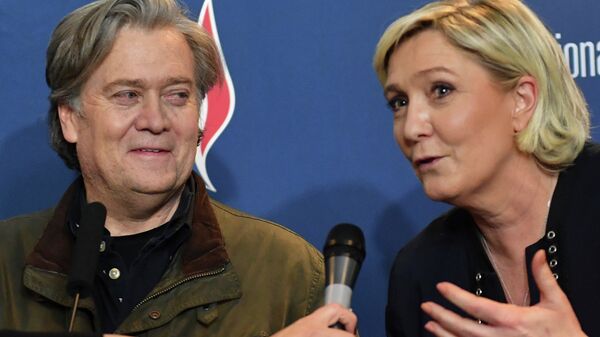 Líder da direita francesa, Marine Le Pen (à direita), e o ex-estrategista da Casa Branca, Steve Bannon (à esquerda) durante um congresso partidário na região Norte da França, em Lille. - Sputnik Brasil