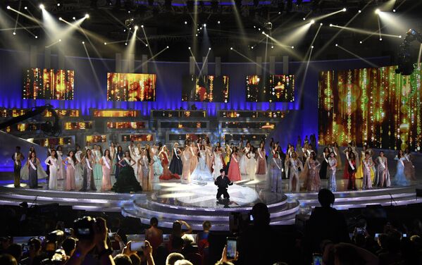 Candidatas com o cantor Dimash Kudaibergen durante a final do concurso Miss Mundo 2018 na China - Sputnik Brasil