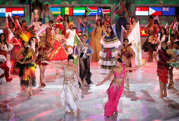 Candidatas dançam durante a final do concurso Miss Mundo 2018 na China - Sputnik Brasil