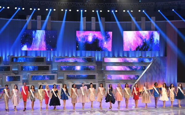 Candidatas desfilam em palco na final do 68º concurso Miss Mundo 2018 na China - Sputnik Brasil