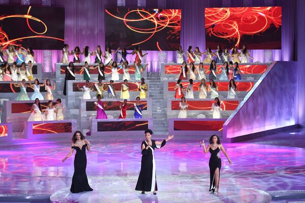 Candidatas dançam na final do concurso Miss Mundo 2018 na China - Sputnik Brasil