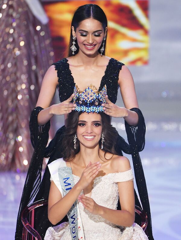 Miss Mundo 2017, Manushi Chhillar, entrega a coroa a Vanessa Ponce de Leon, vencedora do concurso Miss Mundo 2018 - Sputnik Brasil