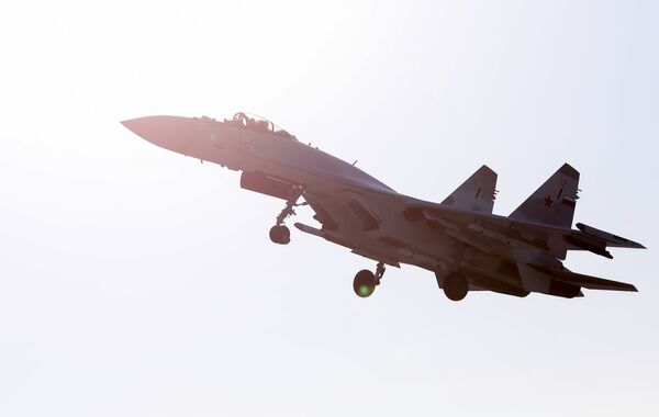 Um caça russo Su-35S do grupo de acrobacia aérea Sokoly Rossii voando sobre o aeródromo Tsentralnaya Uglovaya, perto de Vladivostok - Sputnik Brasil