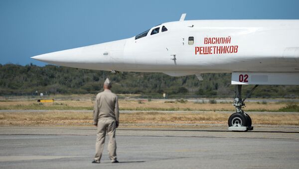 Bombardeiro Tu-160 depois de pousar no aeroporto da Venezuela - Sputnik Brasil