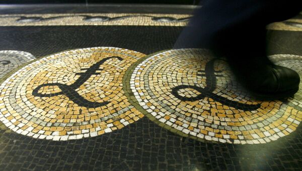 An employee is seen walking over a mosaic of pound sterling symbols set in the floor of the front hall of the Bank of England in London - Sputnik Brasil