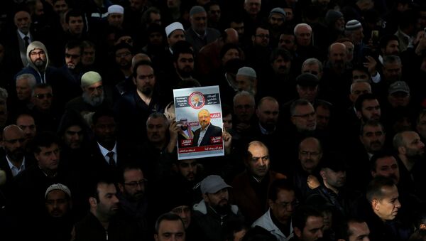 Ativistas com uma foto do jornalista saudita, Jamal Khashoggi - Sputnik Brasil