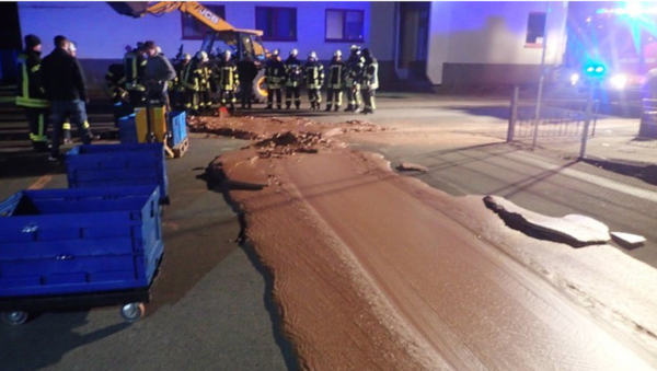 Chocolate escapa de uma fábria em Werl, na Alemanha, e invade as ruas da cidade. - Sputnik Brasil