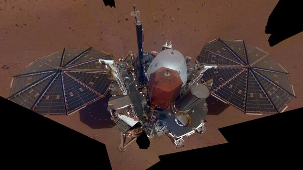 A sonda marciana InSight tira selfie com um câmera instalada no braço robótico - Sputnik Brasil