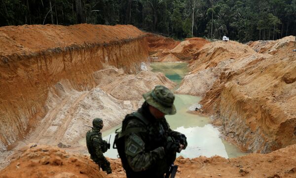 Mina de cassiterita ilegal sendo patrulhada por agentes do Ibama, no sudeste do estado do Pará, Brasil, 4 de novembro de 2018 - Sputnik Brasil