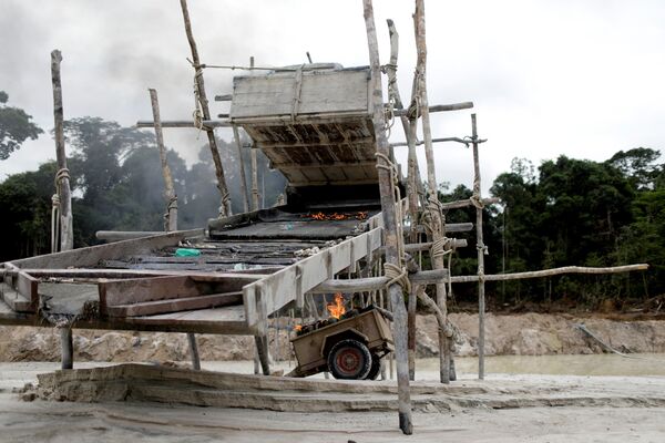 Máquinas sendo destruídas em mina ilegal de ouro durante operação conduzida por agentes do Ibama, em parques nacionais próximos ao município de Novo Progresso, Pará, Brasil, 5 de novembro de 2018 - Sputnik Brasil