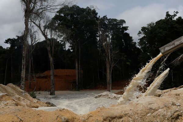 Instituto Brasileiro do Meio Ambiente e dos Recursos Naturais Renováveis (Ibama) conduz operação em mina ilegal de ouro perto do município paraense de Novo Progresso, 4 de novembro de 2018 - Sputnik Brasil