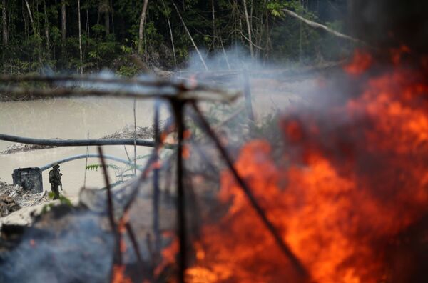 Máquinas da mina ilegal de ouro sendo queimadas durante operação do Ibama, realizada no sudeste do estado brasileiro do Pará, 4 de novembro de 2018 - Sputnik Brasil