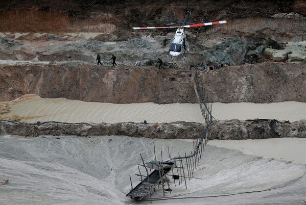 Inspetores especializados sobrevoam de helicóptero uma mina de ouro ilegal, durante operação do Ibama, localizada no município de Novo Progresso, no estado do Pará - Sputnik Brasil