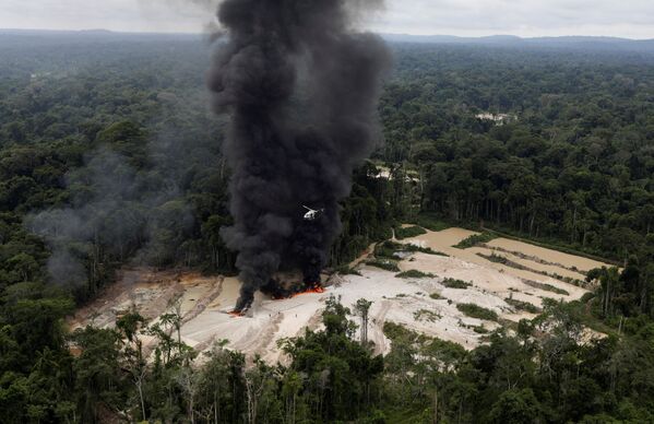 Vista aérea da mina ilegal de cassiterita, localizada no sudeste do estado do Pará, em que mostra máquinas sendo destruídas por agentes do ibama, em 5 de novembro de 2018 - Sputnik Brasil