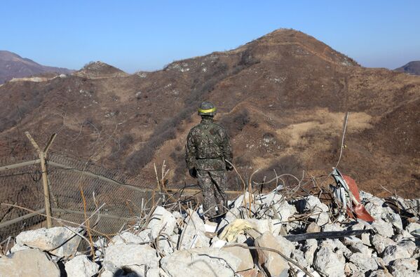 Soldado sul-coreano no local de um antigo posto de observação da Coreia do Sul na DMZ - Sputnik Brasil