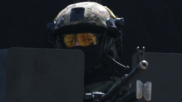 Agente do FSB (Serviço Federal de Segurança) aponta fuzil de assalto contra alvo inimigo - Sputnik Brasil