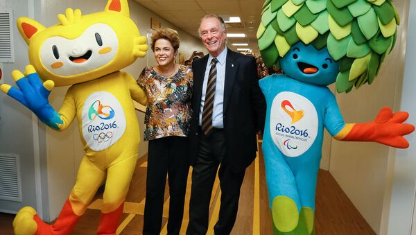 Presidenta Dilma Rousseff e o presidente do Comitê Olímpico Brasileiro, Carlos Arthur Nuzman, durante encontro com os mascotes das Olimpíadas do Rio de Janeiro - Sputnik Brasil
