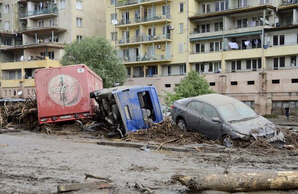 Carros danificados após inundação em Tbilisi - Sputnik Brasil