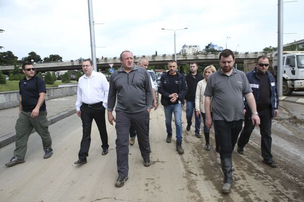O presidente da Geórgia, Georgy Margvelashvili (terceiro da esquerda) observa as áreas alagadas em Tbilisi, em 14 de junho - Sputnik Brasil