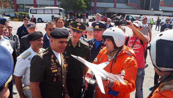 O ministro da Defesa da Venezuela, Vladimir Padrino López, com os pilotos do avião russo Tu-160 - Sputnik Brasil