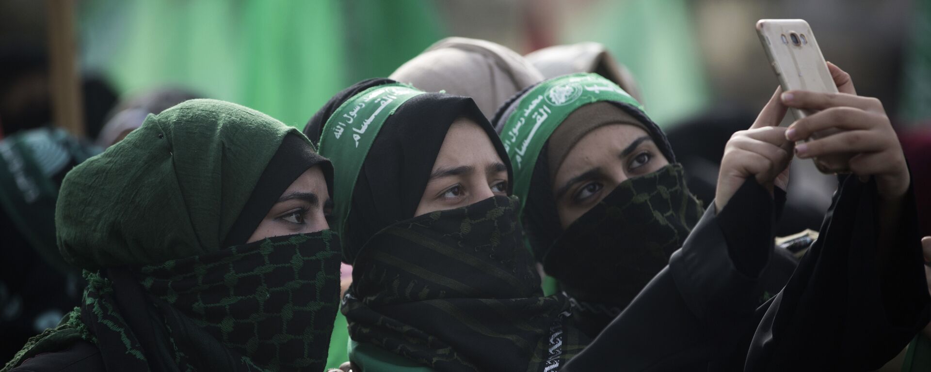 Mulheres tiram selfie em manifestação de comemoração do aniversário da fundação do Hamas em Gaza. - Sputnik Brasil, 1920, 02.12.2023