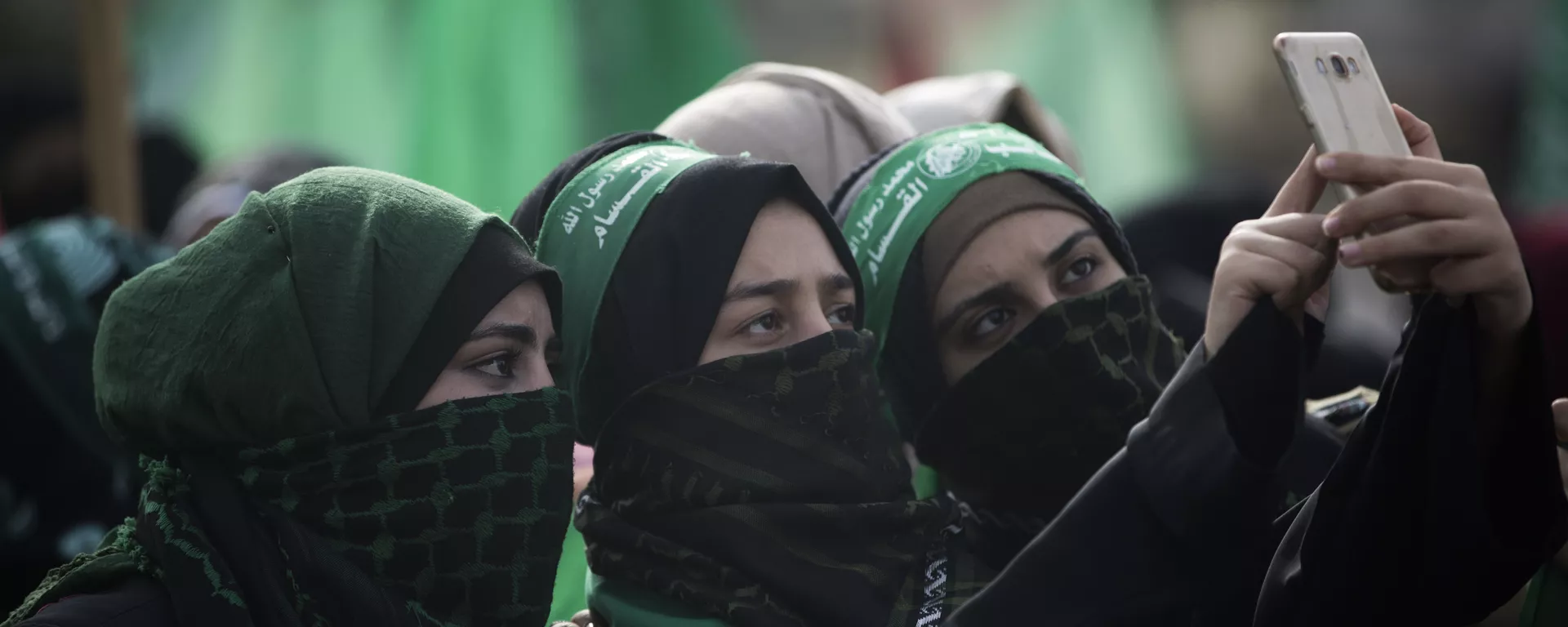 Mulheres tiram selfie em manifestação de comemoração do aniversário da fundação do Hamas em Gaza. - Sputnik Brasil, 1920, 02.12.2023