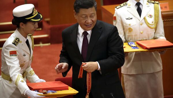 O presidente chinês, Xi Jinping, se prepara para apresentar conceder medalhas durante uma conferência que comemora o 40º aniversário da política de reforma e abertura da China no Grande Salão do Povo em Pequim, terça-feira, 18 de dezembro de 2018 - Sputnik Brasil
