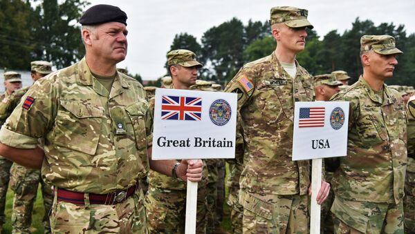 Militares americanos e britânicos durante as manobras internacionais Rapid Trident 2018 na Ucrânia - Sputnik Brasil