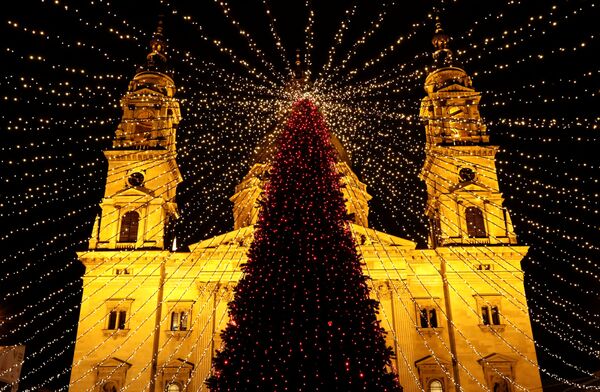 Árvore de Natal em Budapeste - Sputnik Brasil