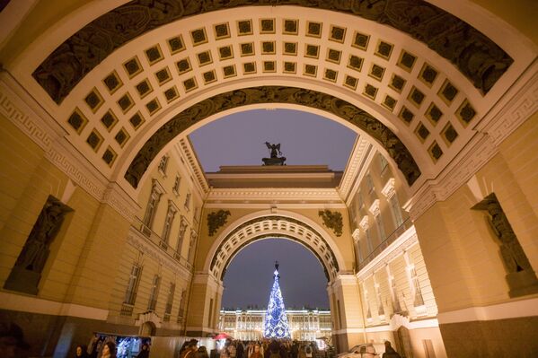 Principal árvore de Natal na Praça do Palácio em São Petersburgo - Sputnik Brasil