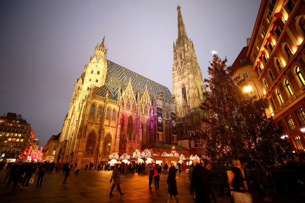 Árvore de Natal e uma feira natalina em frente à Catedral de Santo Estêvão em Viena, na Áustria - Sputnik Brasil