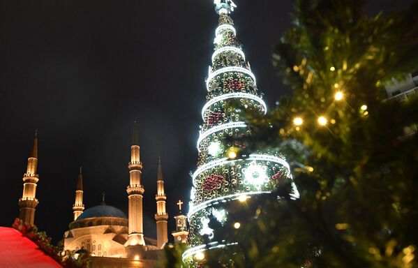 Árvore de Natal em uma das ruas de Beirute - Sputnik Brasil