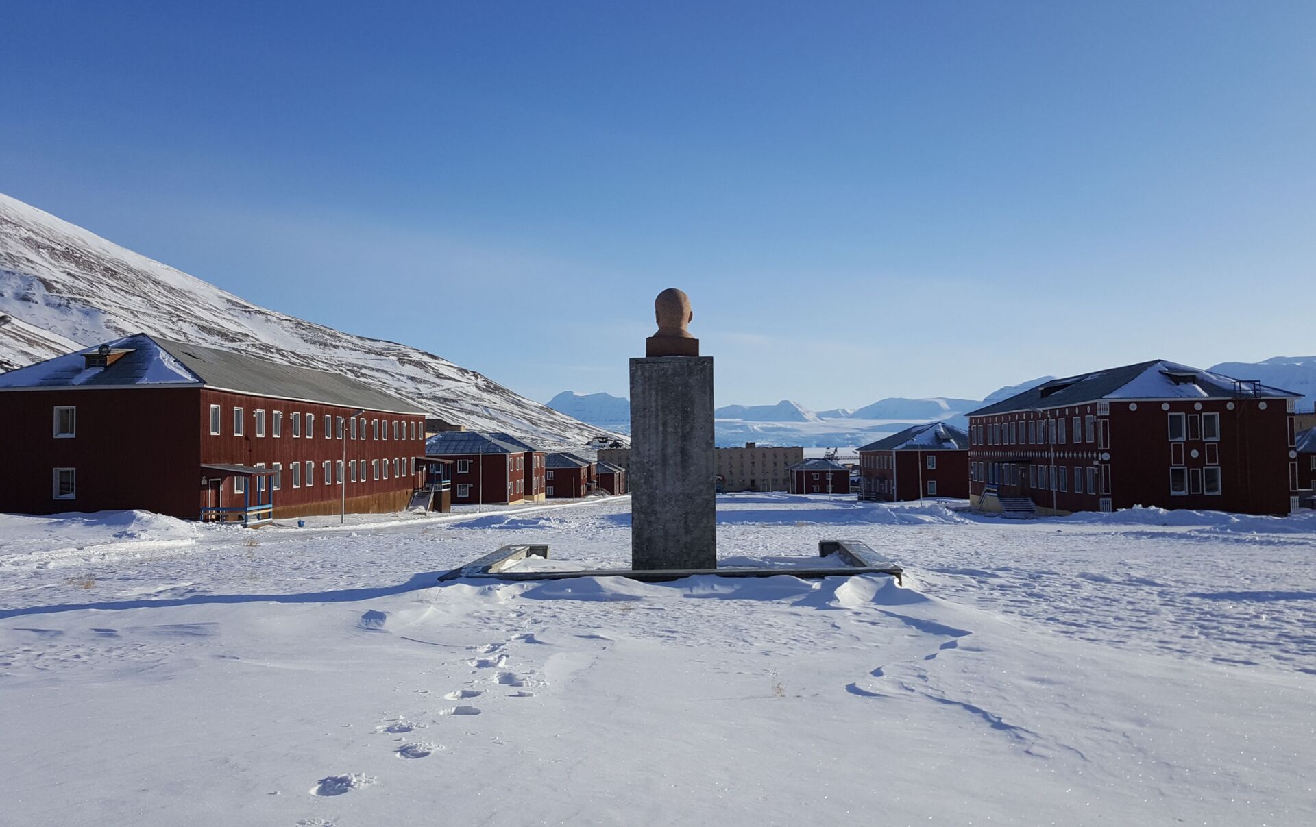 Praça central com monumento a Vladimir Lenin em Svalbard - Sputnik Brasil, 1920, 29.06.2022