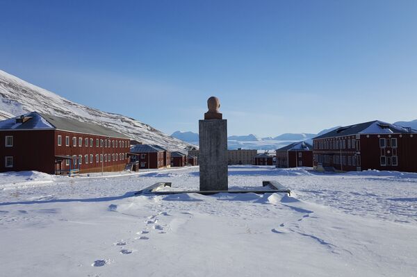 Praça central com monumento a Vladimir Lenin em Svalbard - Sputnik Brasil